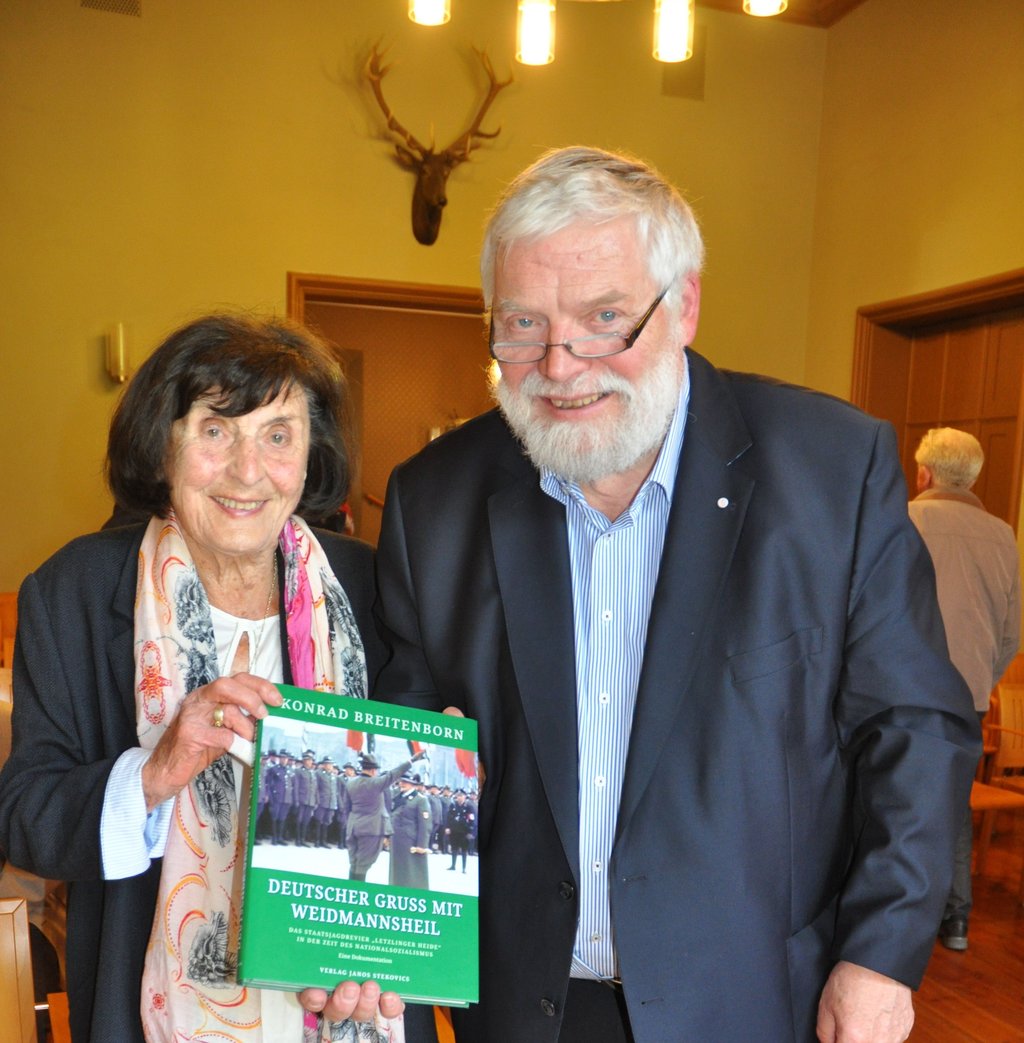 Professor Konrad Breitenborn mit der Zeitzeugin Gudrun Karlsch, deren Vater Hans Welly Revierförster in Jävenitz war.