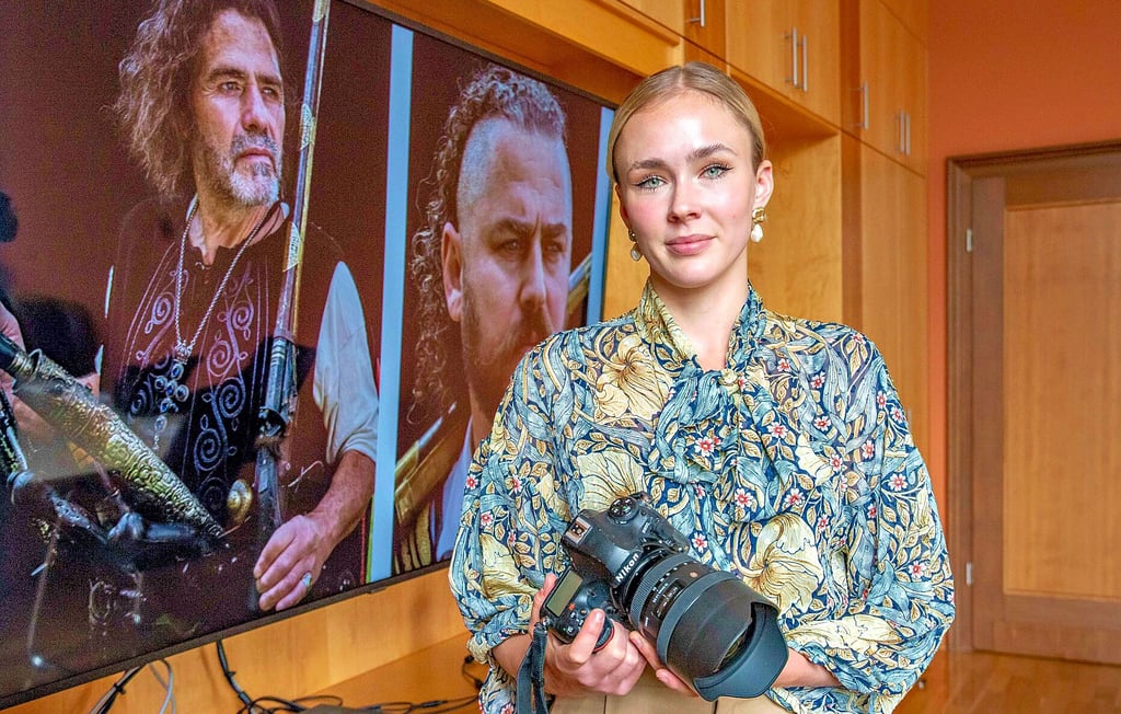 Zerina Kaps samt ihrer Nikon-Kamara im Dessauer Rathaus. Dort zeigte sie einige Porträts aus Griechenland.