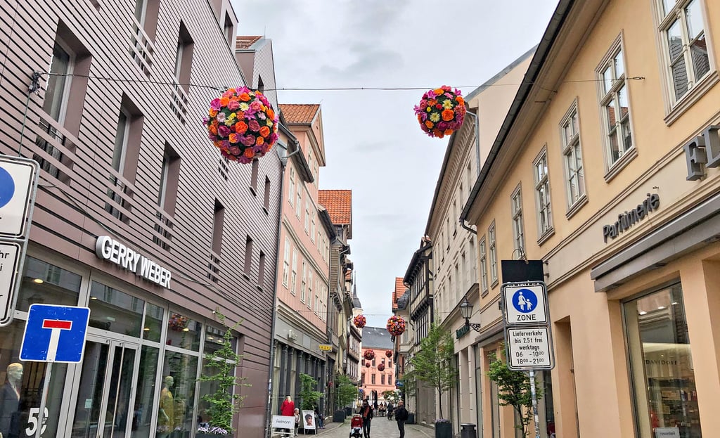 Die Blumenbälle, die im vergangenen Jahr erstmals die Steinbrücke schmückten, sind in die Einkaufsstraße zurückgekehrt.