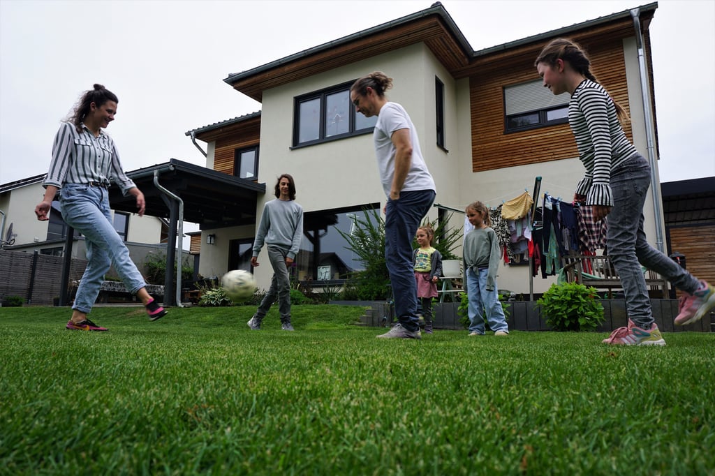 Viel Platz im Grünen: Familie List ist vor etwa acht Jahren aus Hannover nach Wittenberg gezogen. Ein Haus mit großem Garten hätten sie sich in Niedersachsen nicht leisten können.
