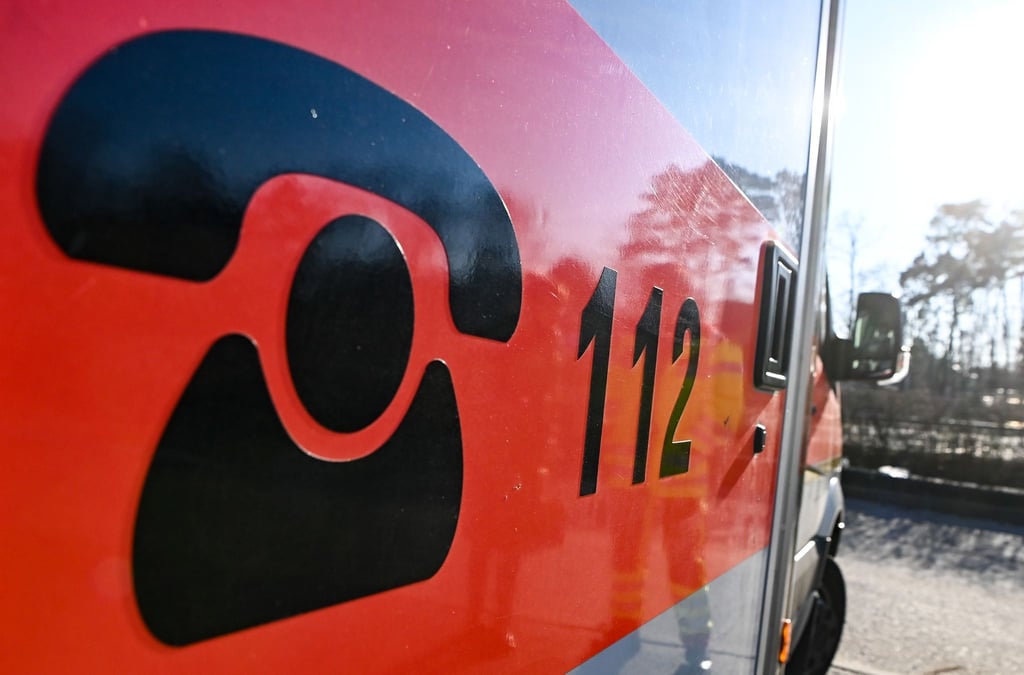 Der Schriftzug 112 für die Notrufnummer steht auf einem Rettungswagen.