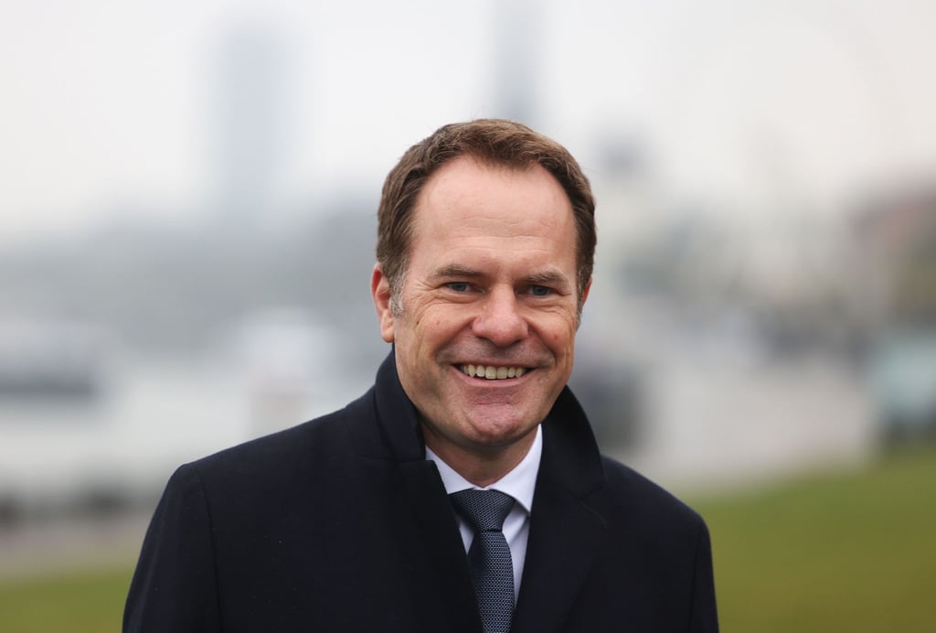 Stephan Keller (CDU), Oberbürgermeister von Düsseldorf, steht am Rheinufer in der Nähe der Altstadt.