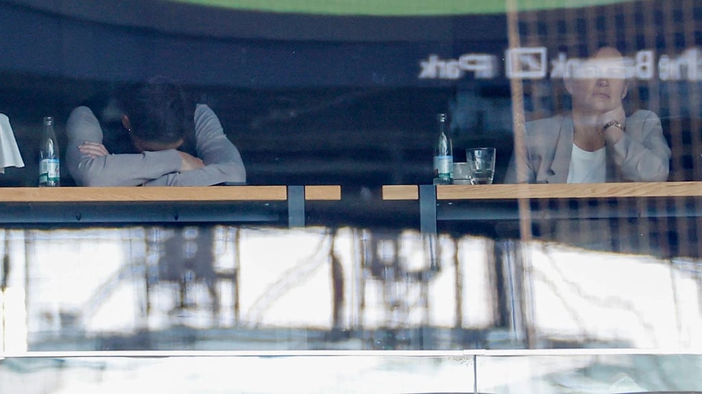 Nickerchen? Eintracht-Coach Oliver Glasner strafversetzt in der VIP-Lounge während der Partie gegen Mainz