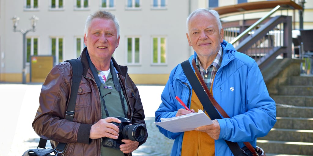 Mit Kamera, Stift und Block unterwegs: Hartmut Krimmer (l.) und Klaus-Dieter Kunick sammeln gerade Bilder und Information für einen Bildband.