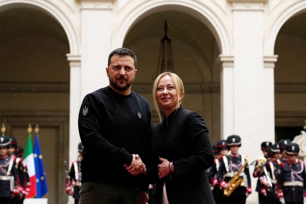 Giorgia Meloni (r.), Ministerpräsidentin von Italien, und Wolodymyr Selenskyj schütteln sich vor ihrem Treffen im Chigi-Palast die Hand.