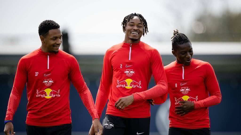 Mohamed Simakan (Mitte) wie so häufig gut gelaunt im Kreise seiner Teamkollegen.