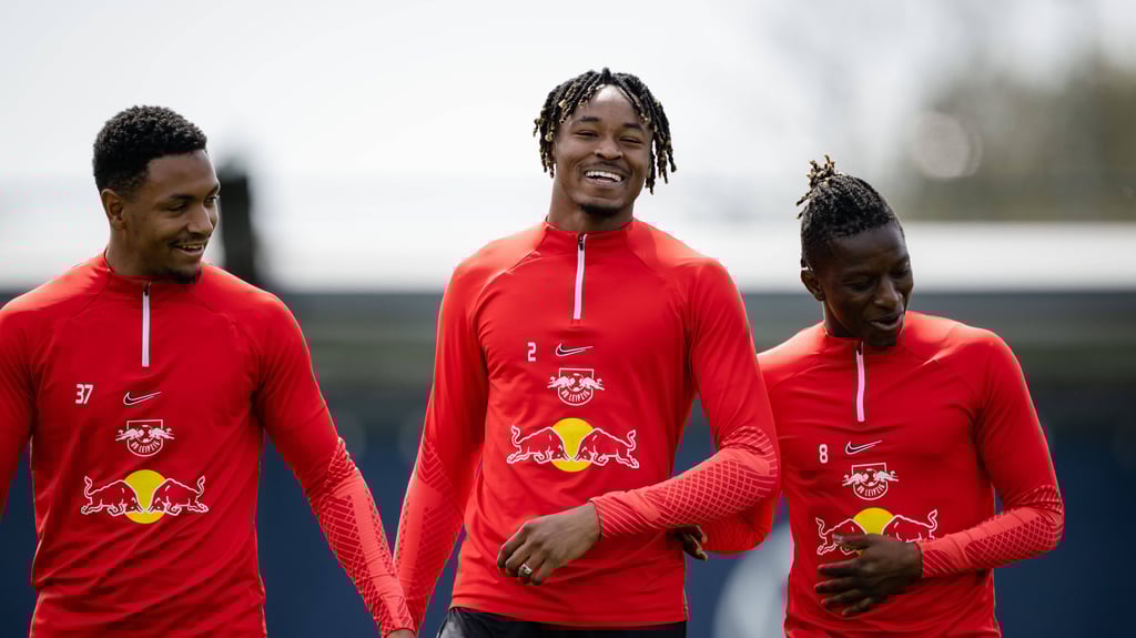 Mohamed Simakan (Mitte) wie so häufig gut gelaunt im Kreise seiner Teamkollegen.