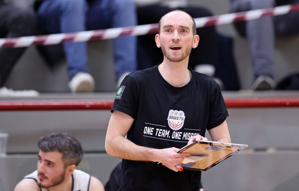 Baskets-Coach Eiko Potthast und seine Schützlinge um Martin Bogdanov (l.) wollen sich an diesem Sonnabend eine gute Ausgangslage für das Rückspiel verschaffen.