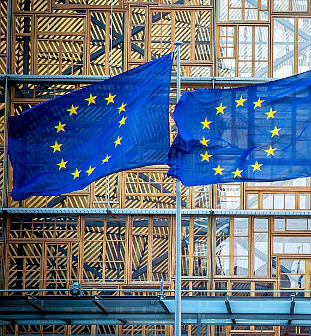 Flaggen wehen vor dem Europa-Gebäude in Brüssel.