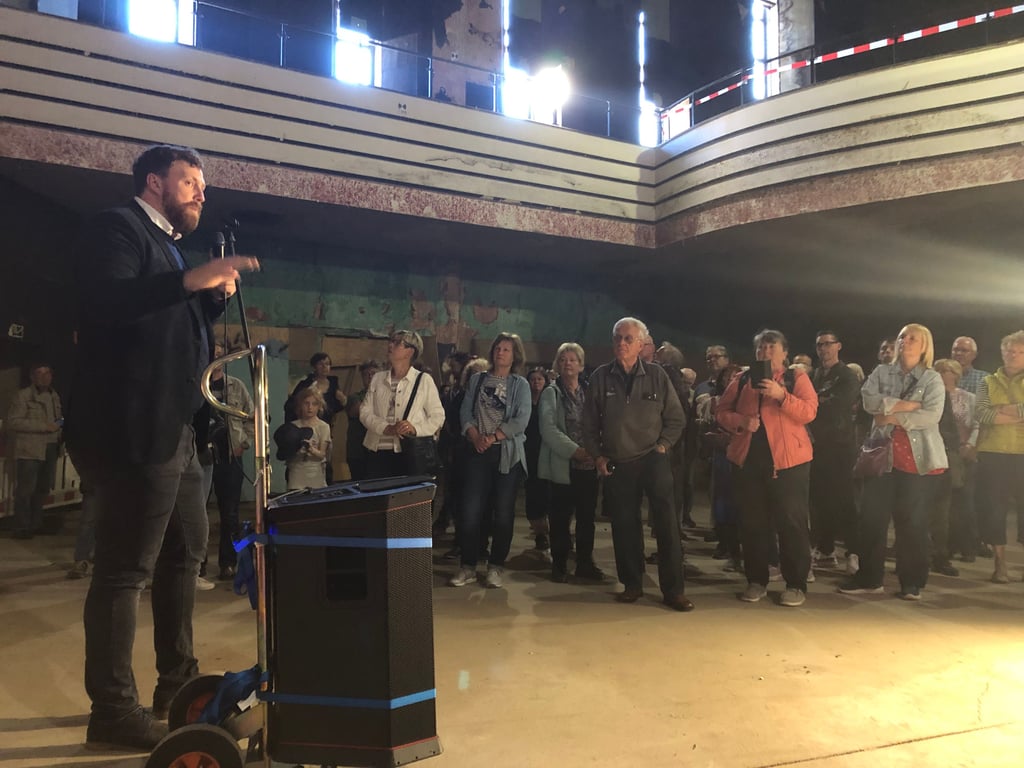 Oberbürgermeister Martin Papke berichtet im ehemaligen Kino "Gloria" über die Pläne für das Haus.