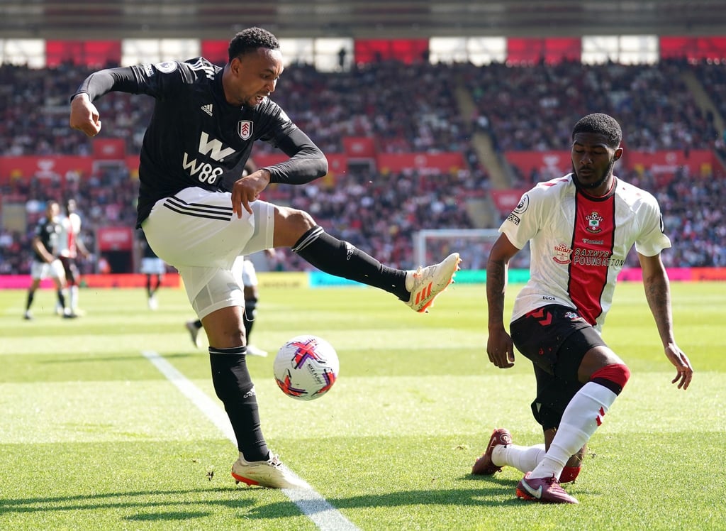 Der FC Southampton um Ainsley Maitland-Niles (r) verlor gegen Fulham.