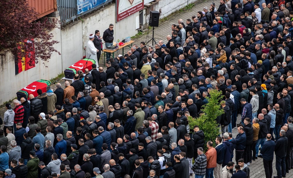 Zahlreiche Menschen nehmen vor der Moschee Sindelfingen an einem Trauergebet teil.