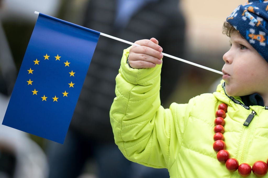 Der dreijährige Milan trägt beim Thüringer Europafest 2019 ein Europafähnchen.