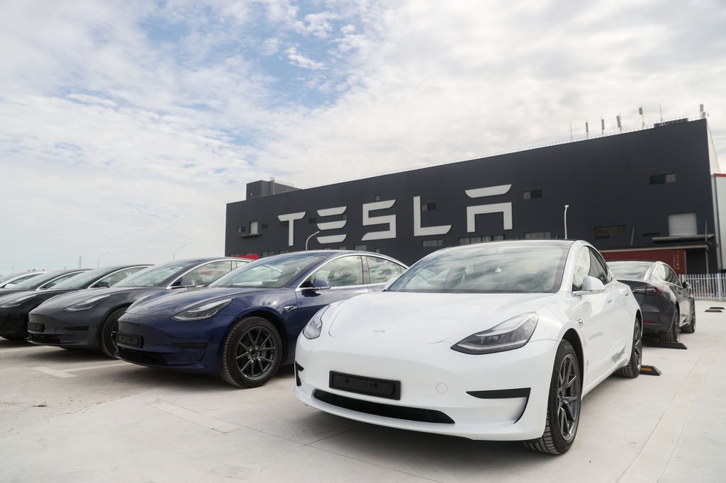 Fahrzeuge des Models 3 stehen vor der Tesla-Fabrik in Shanghai.