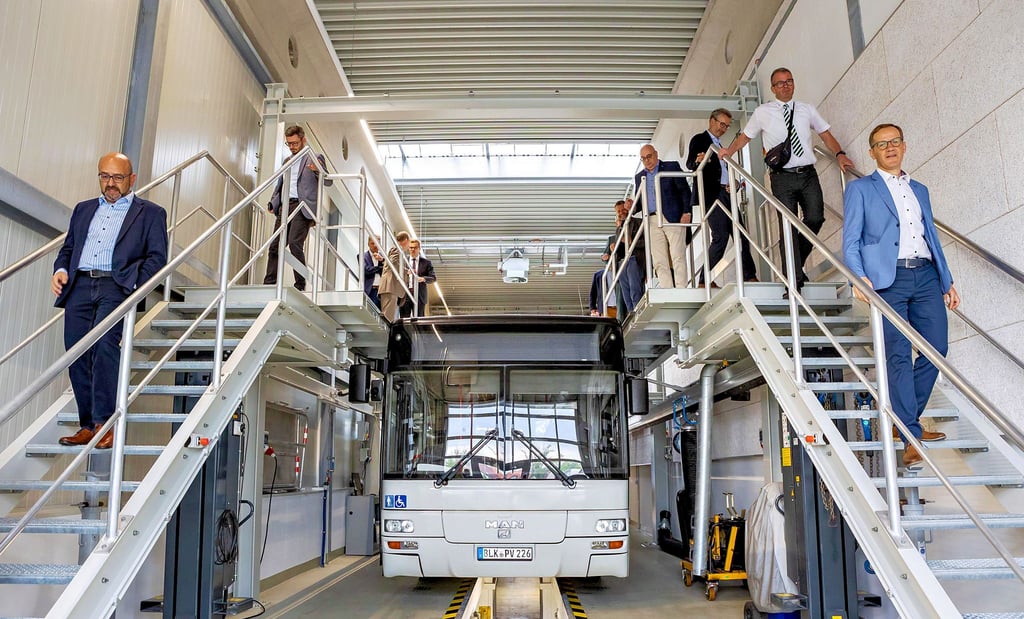 Am Freitagnachmittag wurde der Betriebshof der PVG in Zeitz eröffnet. Neu ist dieser Stand, wo man auf das Dach des Busses steigen kann.