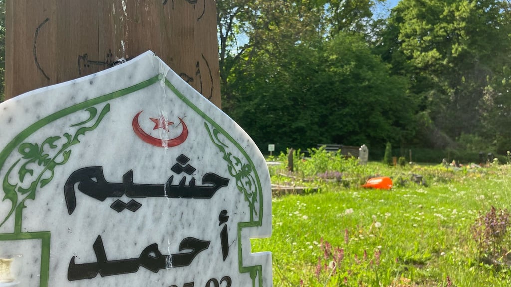 Muslimische Gräber befinden sich auf einem kommunalen Friedhof.