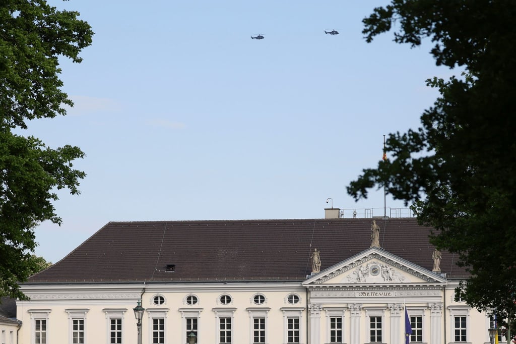 Zwei Hubschrauber fliegen wegen des Besuchs des ukrainischen Präsidenten Selenskyj über dem Schloss Bellevue.
