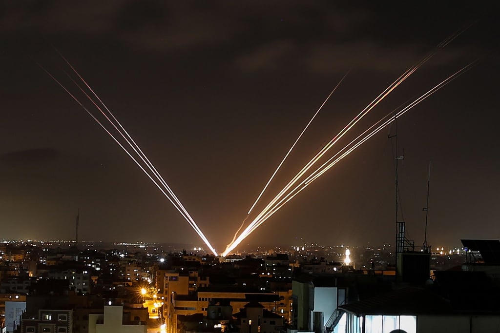 Raketen, die am Samstag aus dem Gazastreifen abgefeuert wurden, fliegen in Richtung Israel.