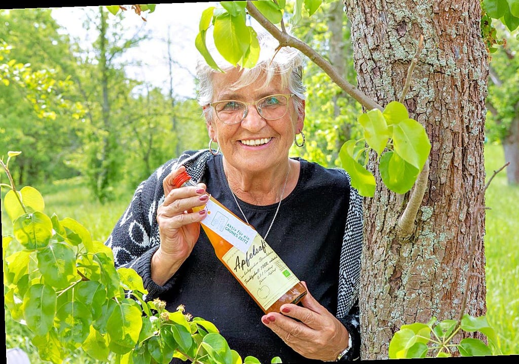 Christiane Meister pflegt seit vielen Jahren eine Grünfläche im Stadtteil Völkerfreundschaft und erhält dafür eine kleine Anerkennung.
