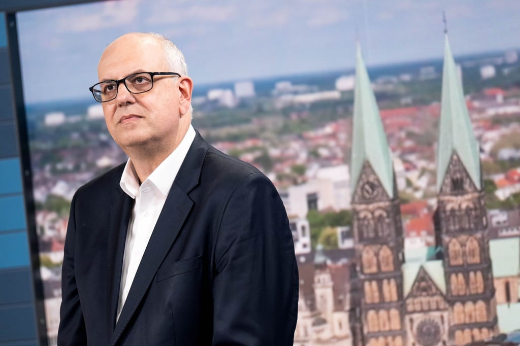 Andreas Bovenschulte, Spitzenkandidat der SPD in Bremen, steht nach Bekanntgabe der ersten Prognose für die Wahl zur Bremischen Bürgerschaft in einem Fernsehstudio.