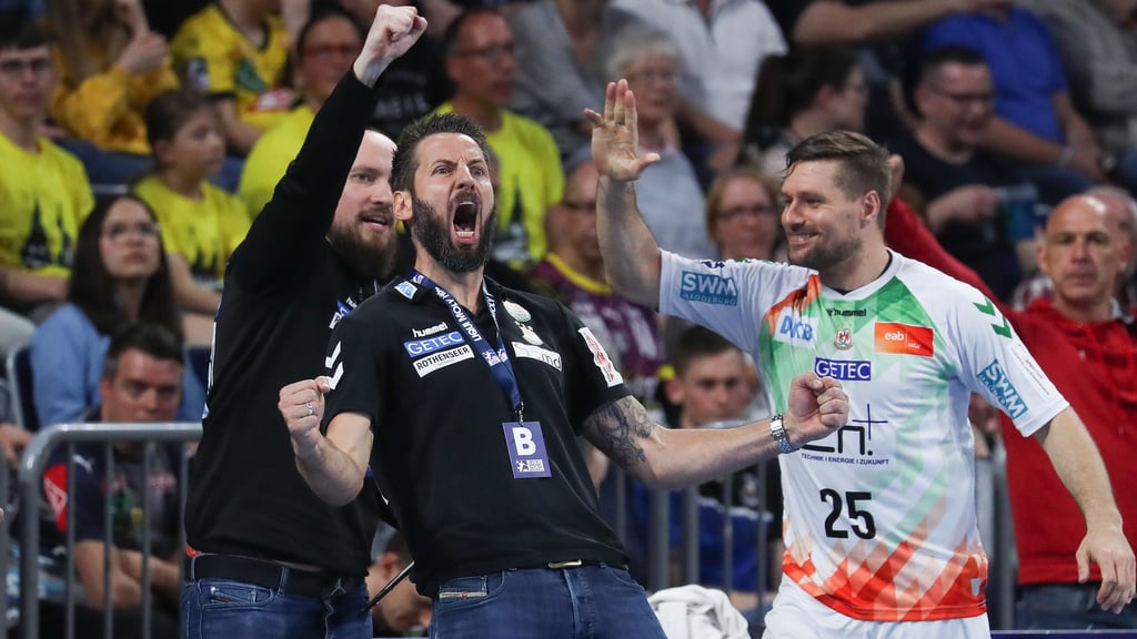 Die pure Freude: SCM-Coach Bennet Wiegert schreit die ganze Anspannung bei Abpfiff heraus. Im Hintergrund klatscht Marko Bezjak (r.) mit Co-Trainer Yves Grafenhorst ab.