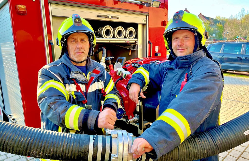 Thomas (links) und Markus Jungmann leiten die Geschicke der Freiwilligen Feuerwehr in Bebitz.