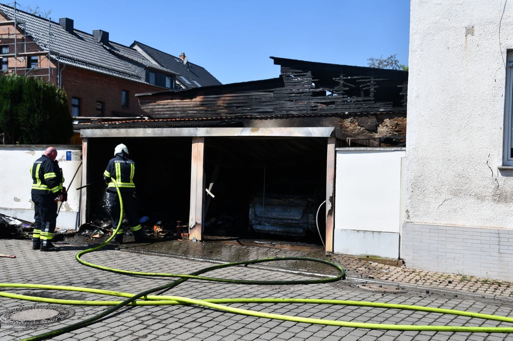 In Althaldensleben hat eine Doppelgarage mit Auto gebrannt. Auch ein nahe gelegenes Gebäude bekam etwas von den Flammen ab.