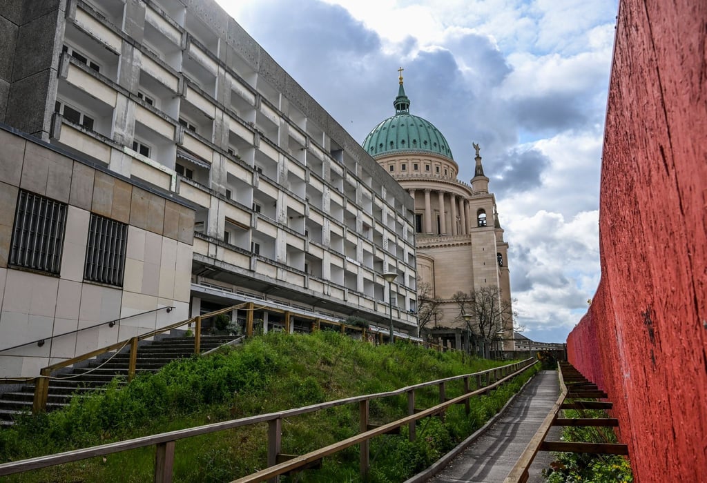Blick auf den Wohnblock Staudenhof und die Nikolaikirche.