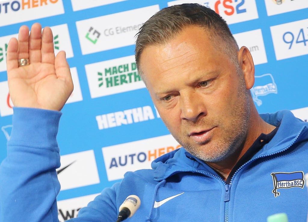 Pal Dardai, Trainer bei Hertha BSC beantwortet auf einer Pressekonferenz Fragen von Journalisten.