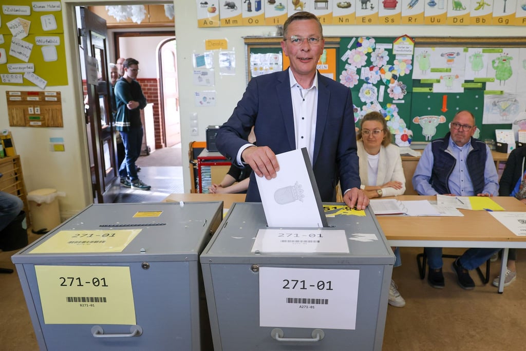 Der Spitzenkandidat der CDU für die Bürgerschaftswahl in Bremen, Frank Imhoff, gibt seine Stimme im Wahllokal in der Grundschule Bremen-Strom ab.