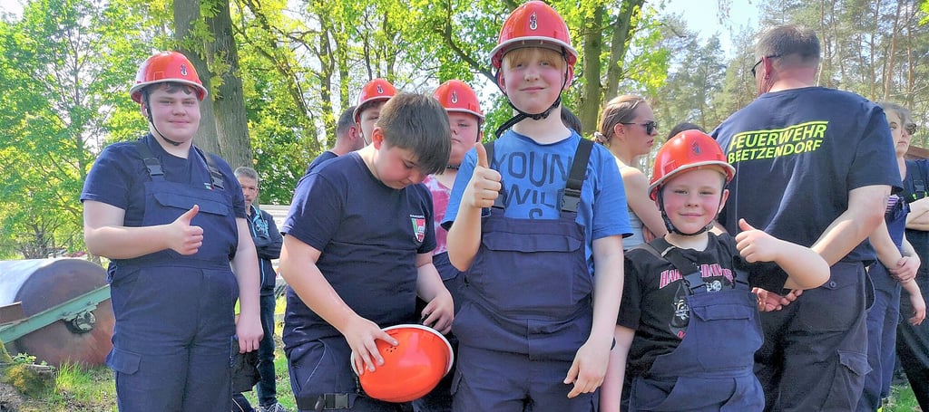 KInder der Jugendfeuerwehr beim Jubiläumsfest in Dähre. Insgesamt waren 13 Kinder- und Jugendfeuerwehren mitsamt ihren Betreuern und Eltern dabei.