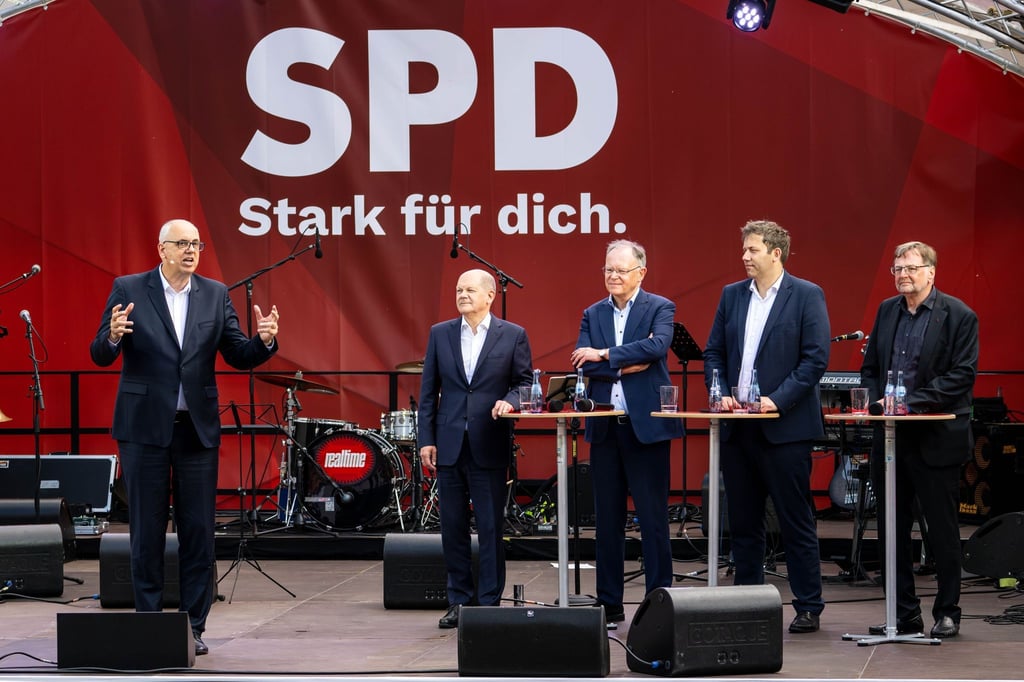 Andreas Bovenschulte (l-r), Bürgermeister von Bremen und Spitzenkandidat der SPD, Olaf Scholz, Bundeskanzler, Stephan Weil, Ministerpräsident von Niedersachsen, Lars Klingbeil, SPD-Bundesvorsitzender, und Reinhold Wetjen, Landesvorsitzender der SPD Bremen, bei einer Wahlkampfveranstaltung vor der Bremer Bürgerschaft.