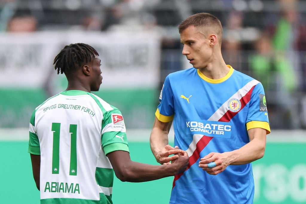 Der Fürther Dickson Abiama (l) und Filip Benkovic aus Braunschweig stehen nach dem Abpfiff auf dem Platz.