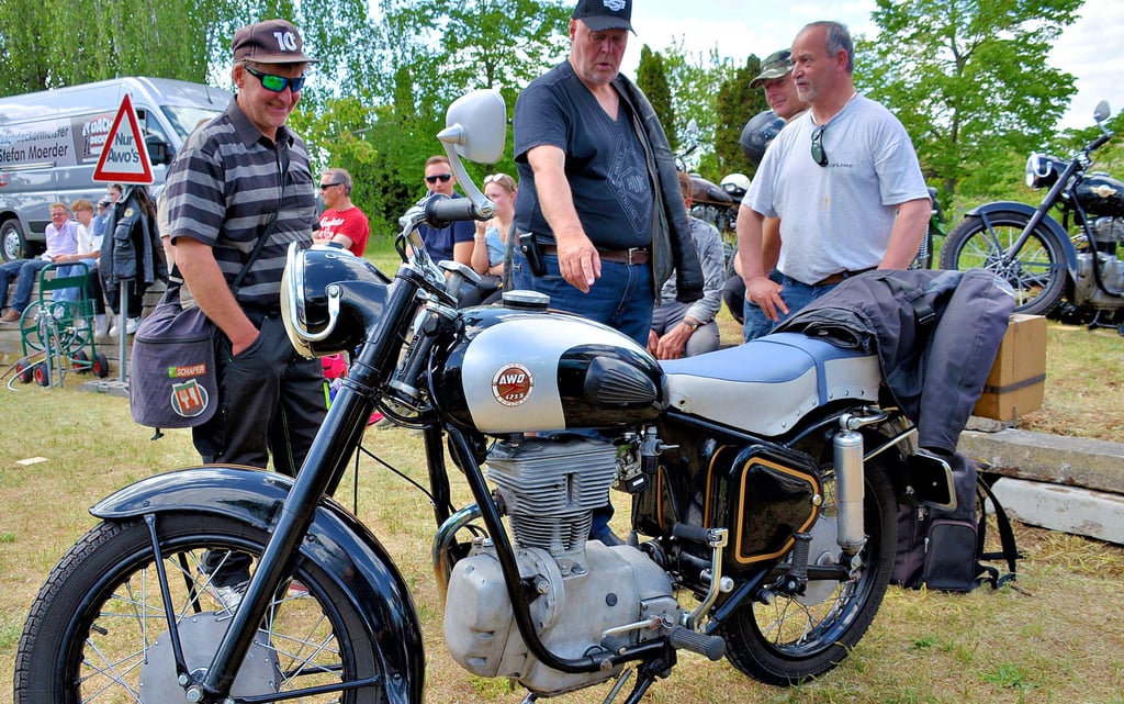 Erstmals gab es beim Treffen eine Awo-Ecke. Hier fachsimpeln die Experten an einer Awo-Sport, welche nach der Touren-Awo gebaut worden war. Die Sport-Awo besaß 15 PS und wurde seit Mitte der 1950er Jahre gebaut.