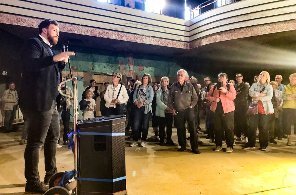 Oberbürgermeister Martin Papke berichtet im ehemaligen Kino „Gloria“ über die Pläne für das Haus.