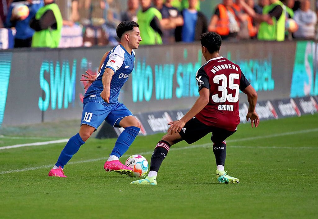 Jason Ceka stellte die Gäste aus Nürnberg (hier Nathaniel Brown) mit seinen Dribblings vor enorme Herausforderungen.