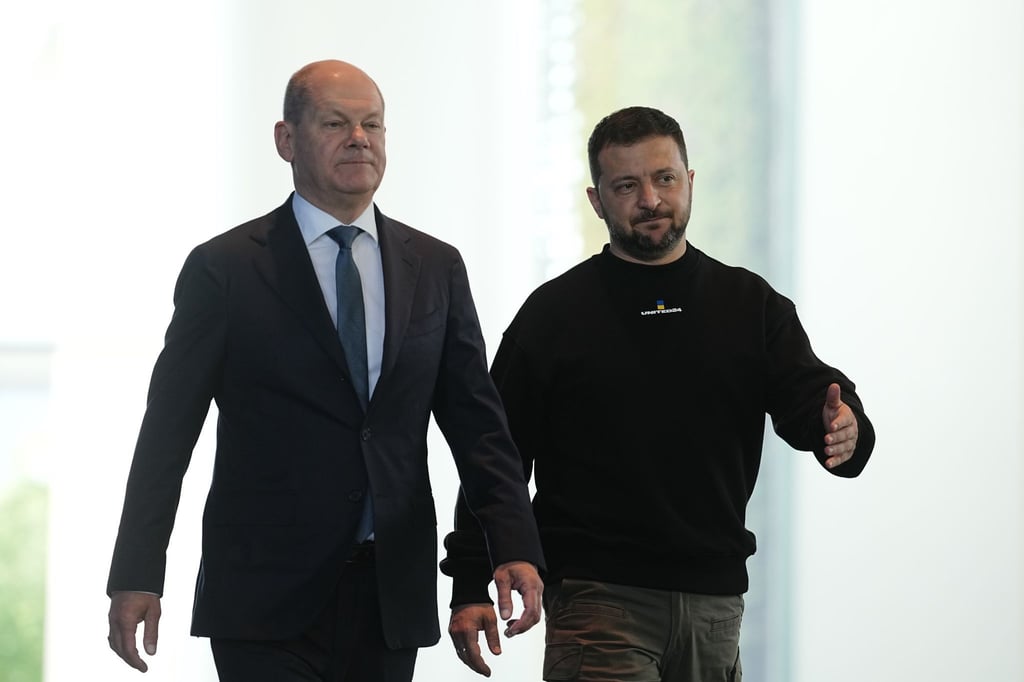 Wolodymyr Selenskyj und Olaf Scholz (r, SPD) kommen zu einer Pressekonferenz.