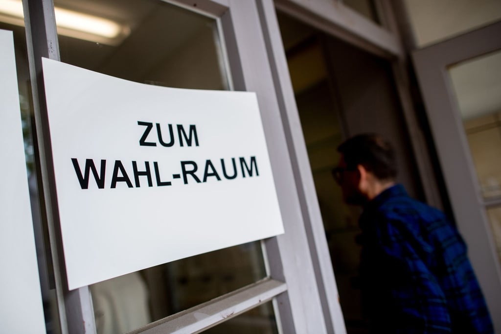 Ein Schild weist auf einen Wahlraum für die Bürgerschaftswahl in einem Wahllokal im Stadtteil Vegesack hin.