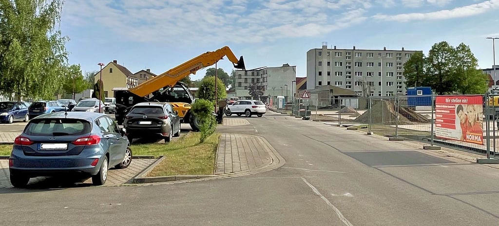 Blick von der Ausfahrt vom Bahnhof in Tangerhütte: links die öffentlichen Parkplätze, rechts der neue Kundenparkplatz von Norma. Auf der rechten Seite gab es früher auch öffentliche Stellflächen, die im Zuge des Neubaus in den Kundenparkplatz integriert wurden.