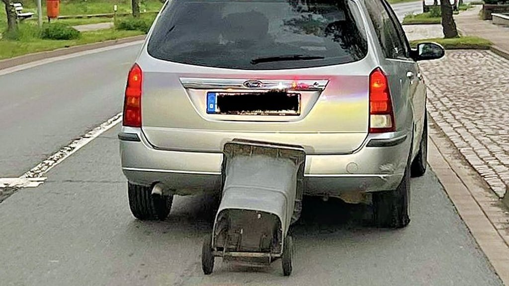 Eine etwas andere Form der Müll-Abfuhr: Ein 86-Jähriger hängte seine volle Mülltonne einfach ans Auto.