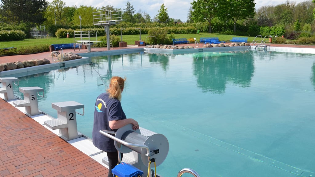 Die Vorbereitungen zum Saisonstart im Zerbster Erlebnisbad laufen. Das große Becken ist bereits mit Wasser befüllt.