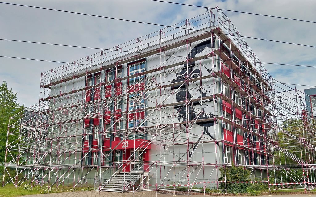 An einem Gebäude der Uni Magdeburg ist jetzt ein riesiges Gerüst aufgetaucht,