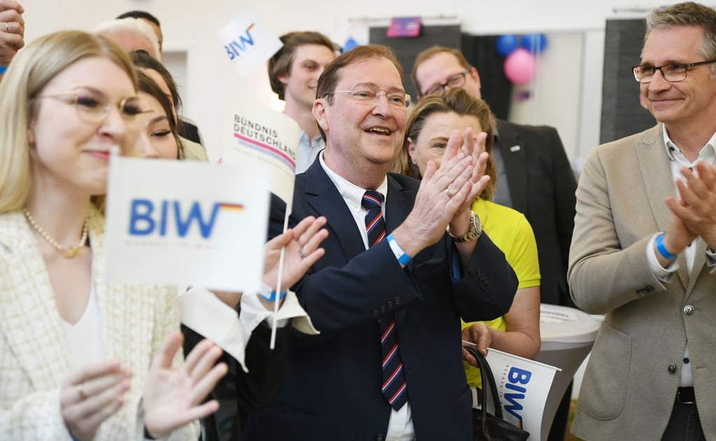 Spitzenkandidat der Wählervereinigung Bürger in Wut klatscht nach Bekanntgabe der ersten Prognose für die Wahl.