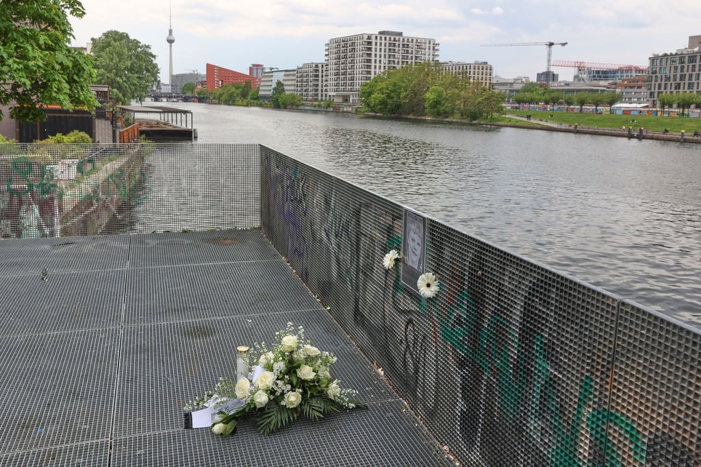 Blumen erinnern an Siegfried Kroboth.