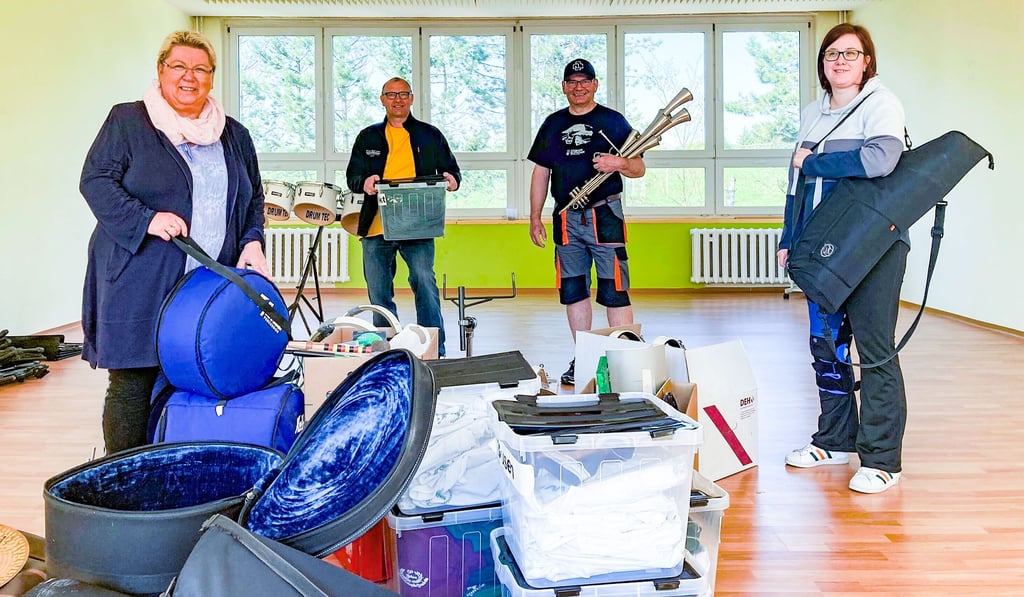 Nach und nach bringen VereinsmitgliederEquipment in die neuen Räume nach Schraplau. Dabei trafen der Vorsitzende Michael Gabrowitsch (hinten, r.), seine Frau Gerlind (vorn, l.) und Juliane Junghans (vorn, r., beide im Vorstand) am Samstag auf Schraplaus Bürgermeister Olaf Maury (hinten, l.).