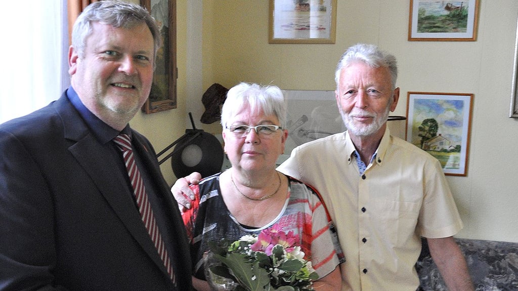 Der Genthiner Bürgermeister Matthias Günther (li.) mit Marianne und Peter Renusch.