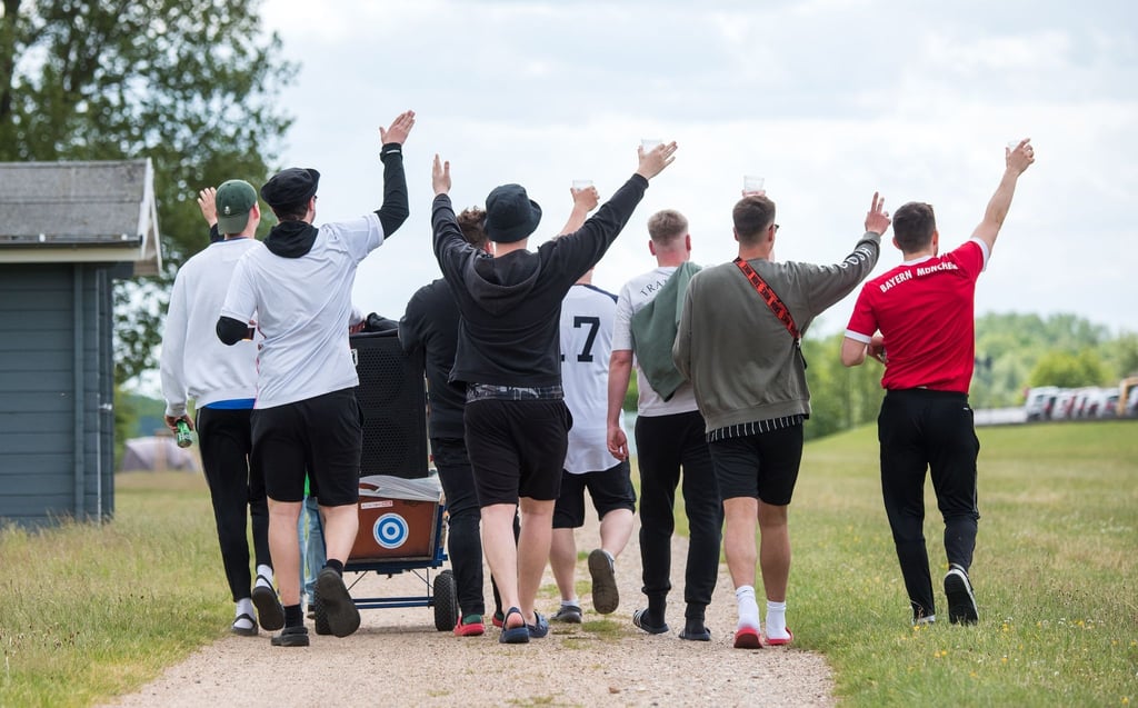 Teilnehmer einer „Vatertagstour“ ziehen an Christi Himmelfahrt mit einem Bollerwagen durch die Gegend.