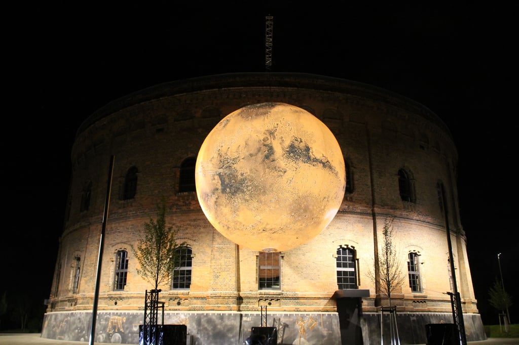 Zu nächtlicher Stunde wurde der Mars am Planetarium sogar beleuchtet.