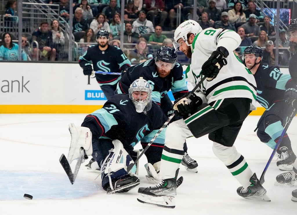 Kraken-Torwart Philipp Grubauer wehrt einen Schuss von Tyler Seguin von den Dallas Stars ab.