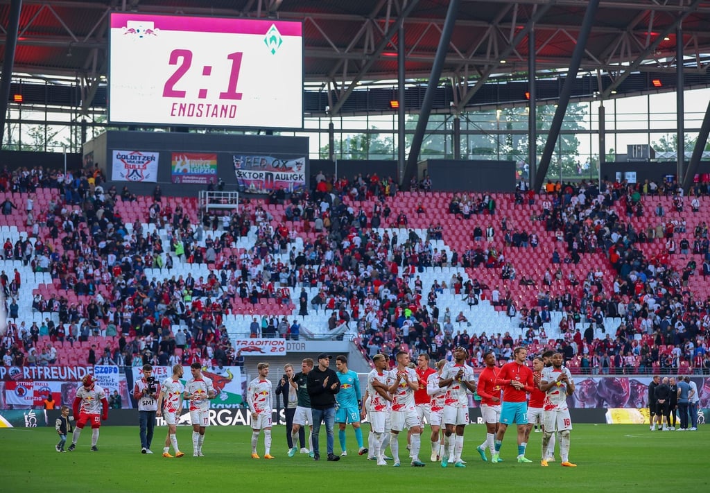 Die Anzeigentafel zeigt den Endstand von 2:1.
